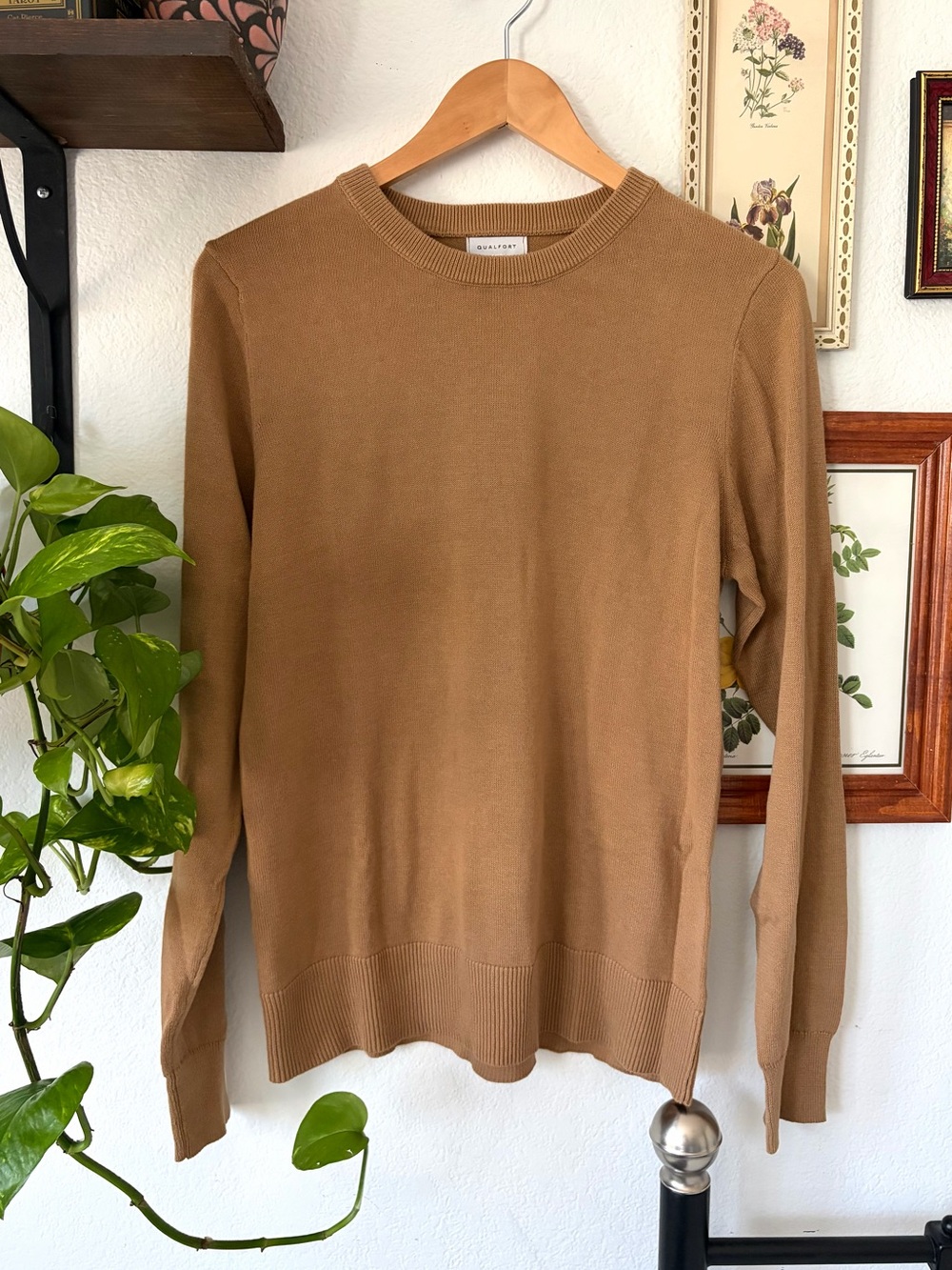 Classic Preppy Lightweight Crewneck Sweater in Neutral Camel - Large